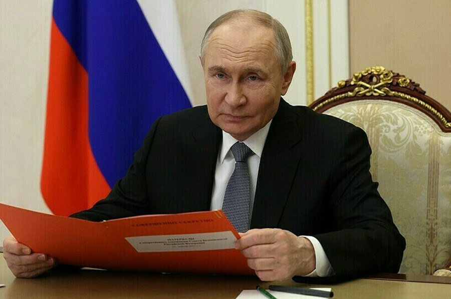 В Амурском областном суде и городском суде Белогорска назначены новые судьи Указ о назначениях 992 подписан президентом России Владимиром Путиным 29 декабря 2025 года Судьей Амурского областного суда стала Роза Викторовна Островская Судьей Белогорского городского суда назначена Юлия Викторовна Комарова Судьи назначены на шестилетний срок полномочий говорится в указе президента РФ