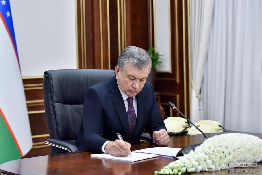Президент наградил 50 граждан в связи с годовщиной независимости Узбекистана Президент Узбекистана Шавкат Мирзиёев подписал указ о награждении группы граждан в связи с тридцать четвертой годовщиной независимости Согласно указу награждены 50 человек Среди них председатель Управления мусульман Узбекистана муфтий Холикназар Нуриддин актеры Карим Мирхадиев Саида Раметова и Тохир Сайидов художник Сарсенбай Байбосинов поэт Бахтияр Генжемуратов бахши Ферузбек Нарматов министр культуры Озодбек Назарбеков главный редактор газет Ishonch и Ishonch Doverie Хусан Эрматов Кроме того награду получили тренеры национальной сборной по боксу и художественной гимнастике а также врачи педагоги артисты писатели и спортсмены из разных регионов страны Telegram Facebook Instagram LinkedIn Сайт