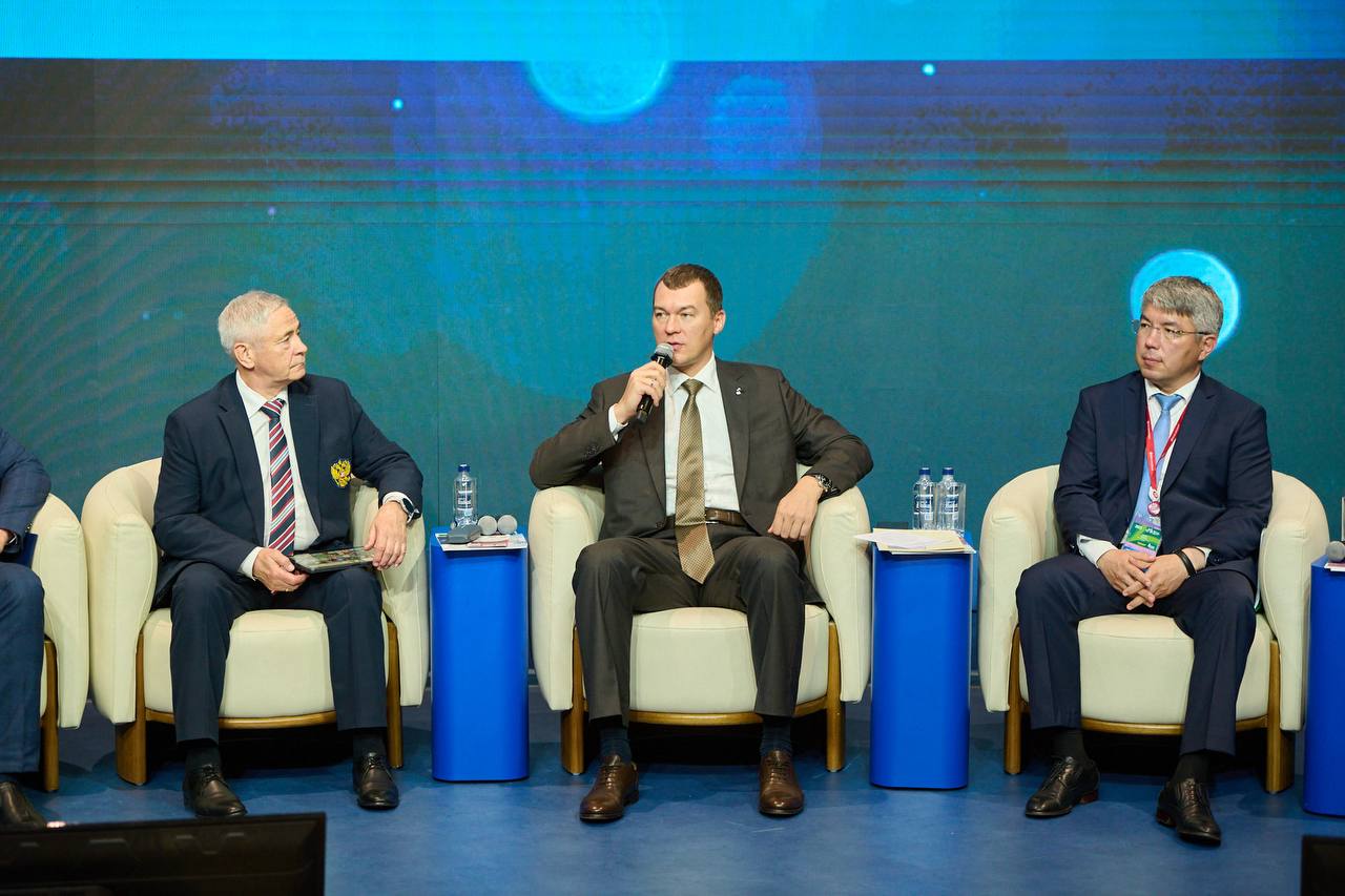 Адаптивный спорт и реабилитацию ветеранов СВО обсудили с коллегами из Паралимпийского комитета России дальневосточных регионов и профильными экспертами в павильоне Спорт России на ВЭФ 2025 Всесторонняя поддержка наших бойцов это поручение Президента Владимира Владимировича Путина и результаты работы под пристальным вниманием Сегодня в России 11 млн граждан с ограничениями по здоровью из них 7 млн могут заниматься спортом но регулярно это делают 2 млн потенциал для роста очень большой Чтобы расширить возможности для привлечения инвалидов в спорт мы усилили подготовку профильных специалистов в 2025 году спортивные вузы выпустят около 2000 тренеров и инструкторов по адаптивной физкультуре и спорту против 692 годом ранее Прогресс есть и в инфраструктуре сейчас 36 спортобъектов доступны инвалидам тогда как 10 лет назад только 11 До конца года завершим полную инвентаризацию а к 2030 полное оснащение всех 100 Событийная спортивная программа для ветеранов СВО выросла втрое в планах более 30 специализированных мероприятий только в этом году Отлично зарекомендовали себя новые форматы как Кубок Защитников отечества и другие соревнования в которых ежегодно принимают участие тысячи ветеранов