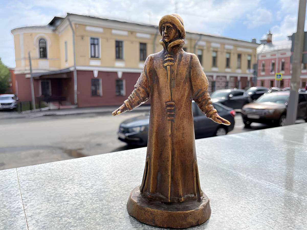 В Кирове появились фигурки из латуни – герои васнецовских картин  Каждый арт-объект посвящен одной из картин Виктора Васнецова. На сегодняшний день шесть фигурок уже размещены на набережной Грина, в сквере Художников, сквере 60-летия СССР, у Спасской площади и у музея имени братьев Васнецовых.   Подписаться