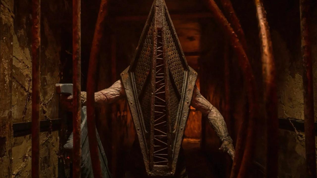 Экранизация Silent Hill 2 выйдет 23 января 2026 года Официальная локализованная версия называется «Возвращение в Сайлент Хилл». В России кино тоже выйдет, но даты пока нет. Фильм — вполне себе долгострой, за который многие уже начали переживать. Отсняли его ещё в 2024 году, да и с премьеры тизера на Silent Hill Transmission прошло больше года. Говорят, виноваты продюсеры. Почему мне это интересно? Потому что над фильмом работает Кристоф Ган, режиссёр первого «Сайлент Хилла» 2006 года 20 лет прошло! . Мужик в теме, за игры серии и их ценности шарит, но при этом не боится вносить здравой отсебятины — в кино без этого никак. Его экранизацию первой Silent Hill я всё ещё считаю отличной — пересматривал хрен знает сколько раз с большим удовольствием. Смотрится до сих пор прекрасно — и благодаря всяким киношным приёмчикам с практическими эффектами, и благодаря балансу между верностью оригиналу и голливудщиной. Лично знаю нескольких человек, которые занырнули в Silent Hill именно после фильма. Ну и любовь к Silent Hill 2 никто не отменял. Её материал для хорошего кина подходит ещё лучше. Знаю, что многие к фильму относятся с огромным скепсисом, тизер не всех убедил, но я тут с оптимизмом.