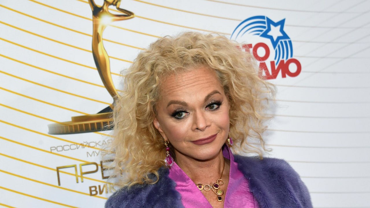 Оренбуржец оказался втянут в аферу с Долиной Госуслуги сообщили о долге в 4 5 млн Итак мужчине пришло уведомление о задолженности на всем известном портале Речь шла о решении Йошкар Олинского городского суда согласно которому он должен вернуть Долиной неосновательное обогащение в размере 4 млн рублей плюс 548 522 рубля процентов В материалах суда указано на имя оренбуржца был открыт банковский счет на который в апреле 2024 года якобы поступил перевод от певицы назначение платежа оплата услуг пишет RT Ясное дело житель Оренбуржья в шоке По его словам он не получал никаких денег А вот как мошенники получили его персональные данные интересный вопрос Узнал оренбуржец обо всем уже постфактум когда приставы начали удерживать с него деньги Сумма около пяти миллионов рублей Пришлось ему идти разбираться откуда взялся этот долг Меня просто поставили перед фактом что я якобы мошенник и украл какие то миллионы которых я в глаза не видел говорит пострадавший По словам мужчины его аккаунт на Госуслугах никто не взламывал в суд его не вызывали а в Йошкар Оле он никогда не бывал orengorodovoy теперь и в МАХ