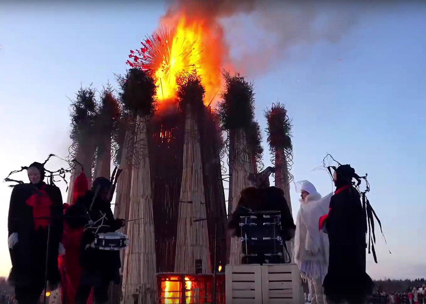 В Калужской области сгорело масленичное сердце Несколько тысяч человек 21 февраля собрались в арт парке Никола Ленивец чтобы посмотреть как горит сердце Данко Этому горьковскому персонажу был посвящен арт объект созданный основателем арт парка Никола Ленивец Николаем Полисским Сооружение представляло собой стену из 16 башен высотой около 20 метров Они символизировали темный лес через который вел людей Данко Сердце напоминающее огромного морского ежа подняли и установили на пьедестал внутри этого забора с помощью автокрана так чтобы оно стало доминантой Сгорая сердце лес спалило Но лес поддался не сразу Факельщикам пришлось помочь сердцу Анонсируя этот проект в арт парке подчеркнули что не сжигают сердце а зажигают в нем ту самую необходимую для горения искру