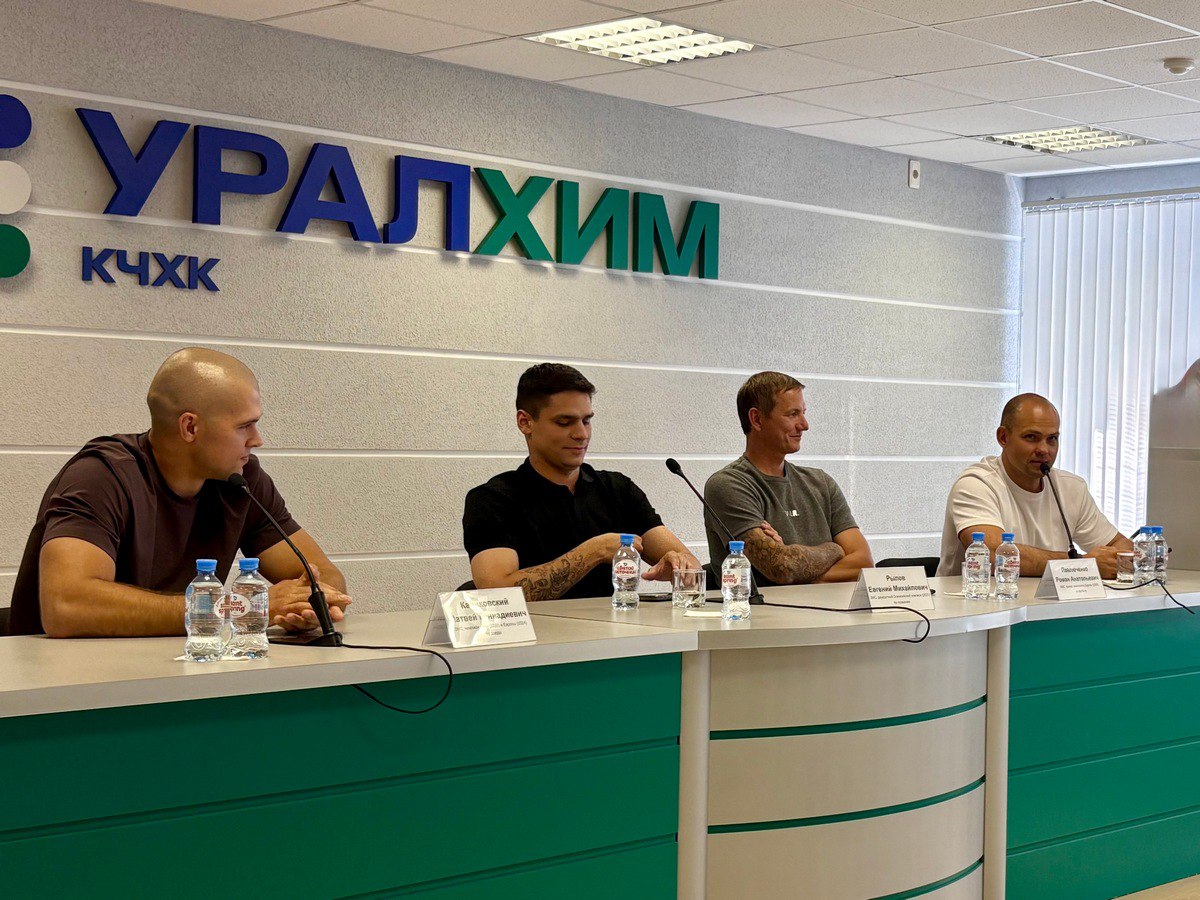 Кирово-Чепецк посетили выдающиеся спортсмены: двукратный олимпийский чемпион по плаванию Евгений Рылов, чемпион мира 2025 года и Европы 2024 года по дзюдо Матвей Каниковский, а также бронзовый призер чемпионата Европы по футболу 2008 года Роман Павлюченко. Встреча прошла в рамках программы «Миссия чемпиона» при поддержке АО «ОХК «Уралхим». Спортсмены пообщались с молодежью: провели мастер-классы для воспитанников профильных спортивных школ Кирово-Чепецка, открытые диалоги с детьми и тренерами, а также встречи с ребятами в лагере «Юность».