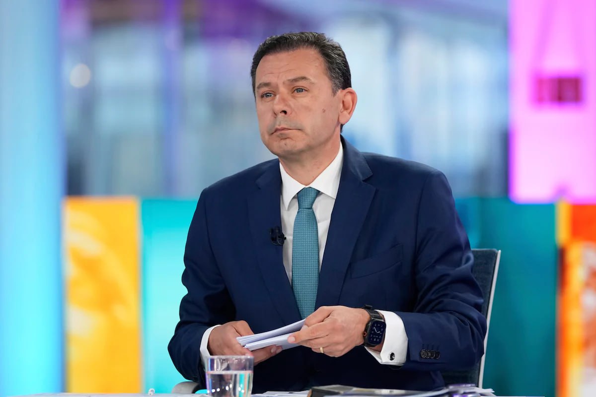Португалия объявляет о намерении выслать 18 000 иностранцев Министр президентства Антониу Лейтан Амару заявил, что действующее правительство вышлет около 18 000 уведомлений лицам, находящимся нелегально, о необходимости покинуть Португалию. Шаг явно популистский и приурочен к выборам 18 мая, в расчете перехватить аудиторию у Chega. Результата это не даст никакого, т.к. механизма принудительной депортации в Португалии, по факту, нет. Поэтому выезд останется на совести получившего уведомление. Ранее Амару заявлял о планируемом повышении времени проживания в стране, необходимого для подачи на гражданство по натурализации — вероятно, с теми же, предвыборными, целями. #новости Португалия и мы