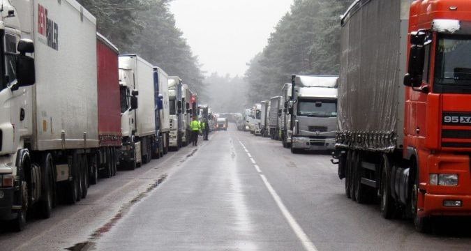 Представители польского бизнеса готовятся подать иск против своего государства из-за закрытия пунктов пропуска на границе с Беларусью   Бизнесмены из  объединения «Предпринимательский восток»  Przedsiębiorczy Wschód  считают, что своими действиями правительство ограничило их свободу предпринимательской деятельности, и хотят возмещения упущенной выгоды.   Отмечается, что из-за закрытих погранпереходов на не совершенных белорусами покупках Подлясье потеряло уже миллионы долларов.   По состоянию на 10:00 более 250 легковых автомобилей ожидают въезда в ЕС перед польским Тересполем  Брест . Его контрольные службы приняли на свою территорию 37% транспорта.  #1регион    Больше новостей с