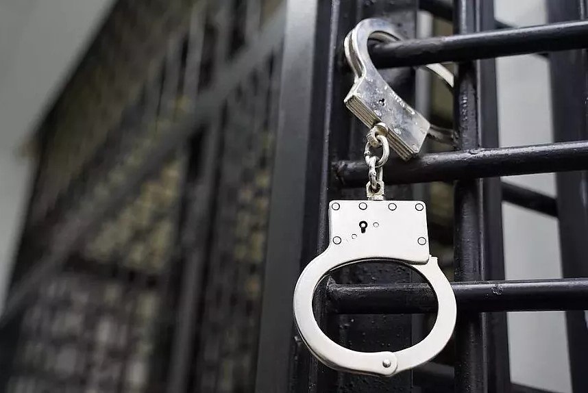 Старушки закладчицы отправятся на заслуженный отдых в тюрьму Две возрастные жительницы Хабаровского края попались на незаконном сбыте героина в Приамурье Как выяснило следствие в течение 2024 2025 годов сообщницы в составе ОПГ забирали из тайников партии наркотиков привозили их в Амурскую область а затем прятали в укромных местах Неожиданно для них курьерский бизнес оборвался благодаря правоохранительным органам В отношении задержанных кстати ранее неоднократно осужденных за сбыт наркотиков возбуждено уголовное дело им грозит от 10 до 20 лет лишения свободы сообщает прокуратура Амурской области АОТВ