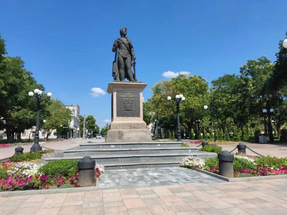Дорогие друзья Сегодня Херсону исполняется 247 лет В далёком 1778 году Русская Императрица Екатерина повелела основать город впоследствии ставший колыбелью Черноморского Флота Российской империи А Князь Григорий Александрович Потёмкин Таврический успешно воплотил в жизнь все решения Императрицы Уже спустя 5 лет в 1783 году на Адмиралтейской верфи на воду спустили первый большой 66 пушечный корабль Слава Екатерины Сейчас город находится под западной оккупацией Но мы обязательно вернем Херсон отстроим его и он как и раньше будет радовать глаз херсонцев С праздником друзья С Днем Херсона С уважением Владимир Боделан