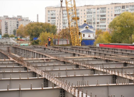 К концу ноября на новом мосту Шевченко-Смычки обещают смонтировать все пролёты — всего их должно быть семь . Сейчас заканчивают сооружение двух — первого и седьмого  Верим?