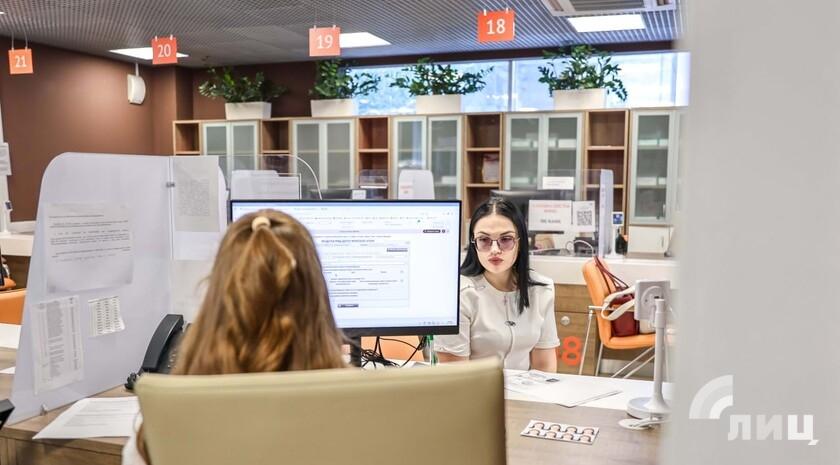 МФЦ ЛНР изучает возможность оформления биометрического заграничного паспорта, вопрос находится на этапе технической подготовки. Об этом ЛИЦ сообщил директор МФЦ ЛНР Виталий Седых. « Возможность оформления биометрического загранпаспорта — прим. ЛИЦ рассматривается, но это не ближняя перспектива. До конца этого года нам сейчас главное — освоить выдачу пятилетних загранпаспортов. По биометрии предъявляются дополнительные требования к биокабинам, которые на сегодняшний день еще дорабатываются», — сказал он.