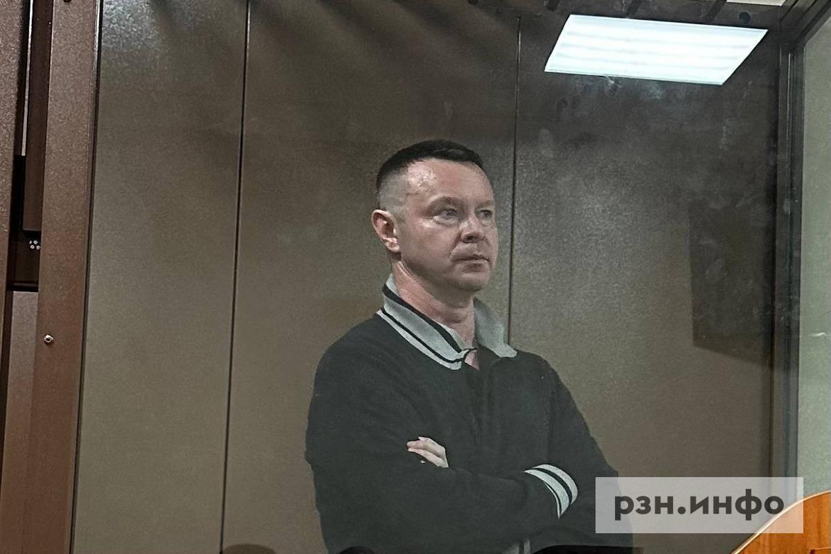 Советский районный суд Рязани продлил срок задержания Михаила Комарова еще на 48 часов, передает РЗН.инфо из зала суда. Вопрос о мере пресечения Комарову будет вновь рассмотрен 24 июля. Следствие ходатайствовало о его аресте. Комарову вменяется вымогательство в крупном размере пункт «г» части 2 статьи 163 УК . По официальной информации рязанского следственного комитета имя подозреваемого в пресс-релизе не указано , Комаров «с целью незаконного материального обогащения, выдвинул одному из адвокатов Рязанской области требование о передаче денежных средств в сумме 300 тысяч рублей за не публикацию в подконтрольных ему телеграмм-каналах сведений, подрывающих его деловую репутацию». Он был задержан при взаимодействии с сотрудниками ФСБ, отмечает СК. По информации сайта РЗН.инфо, потерпевший по делу – адвокат Алексей Чайковский, он выступил сегодня в суде. По данным издания, Комаров не признал вину. По информации следственного комитета, «по уголовному делу проводится комплекс следственных действий и оперативно-розыскных мероприятий, направленных на установление всех обстоятельств произошедшего». На фото – Михаил Комаров в зале суда 22 июля. Фото – РЗН.инфо