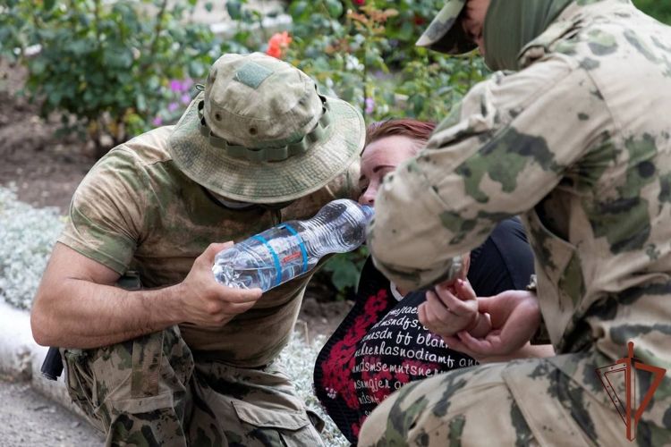 В ЛНР росгвардейцы пришли на помощь женщине, получившей тепловой удар Сотрудники спецназа Росгвардии оказали первую помощь жительнице Луганской Народной Республики, которой стало плохо на улице из-за жары. В связи с наступлением аномальной жары росгвардейцы, выполняющие в регионе служебно-боевые задачи специальной военной операции, усилили бдительность. В пригороде Свердловска возвращавшаяся после выполнения служебно-боевых задач группа спецназа Росгвардии заметила сидящую на земле женщину, которая явно нуждалась в помощи. Сотрудники незамедлительно переместили ее в прохладное место, обеспечили обильное питье и положили на голову влажный компресс. Почувствовав себя лучше, местная жительница рассказала, что после продолжительного нахождения на солнцепеке внезапно почувствовала себя плох... Подробнее>>>