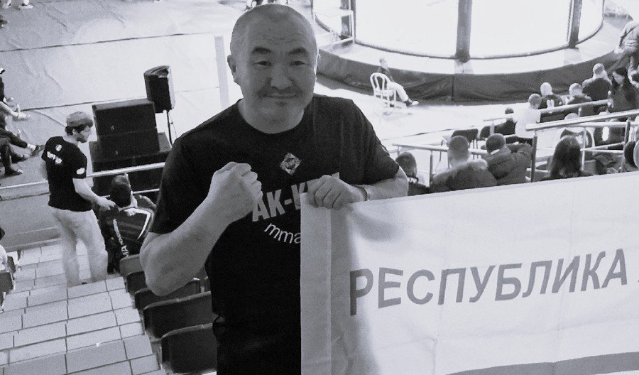 Президента федерации ММА Алтая зарезали на свадьбе  В Республике Алтай на свадьбе убили одного из гостей. Убитым оказался президент Федерации смешанных боевых единоборств  ММА  Республики Алтай Алексей Калбуков.  Убийством закончилась свадьба в селе Тюнгур в Усть-Коксинском районе. Вечером 7 августа во время застолья пьяный 74-летний мужчина во время конфликта подошел к сидящему за столом гостю и ножом ударил его в грудь. От ранения пострадавший скончался на месте происшествия.   Убитым СМИ называют президента Федерации смешанных боевых единоборств  ММА  Республики Алтай Алексея Калбукова. По данным «Новостей Горного Алтая», мужчину похоронили 9 августа.   Фото: vk Алексея Калбукова, тг-канал управления СКР по Республике Алтай   Подписаться  Прислать новость  Помочь бустами