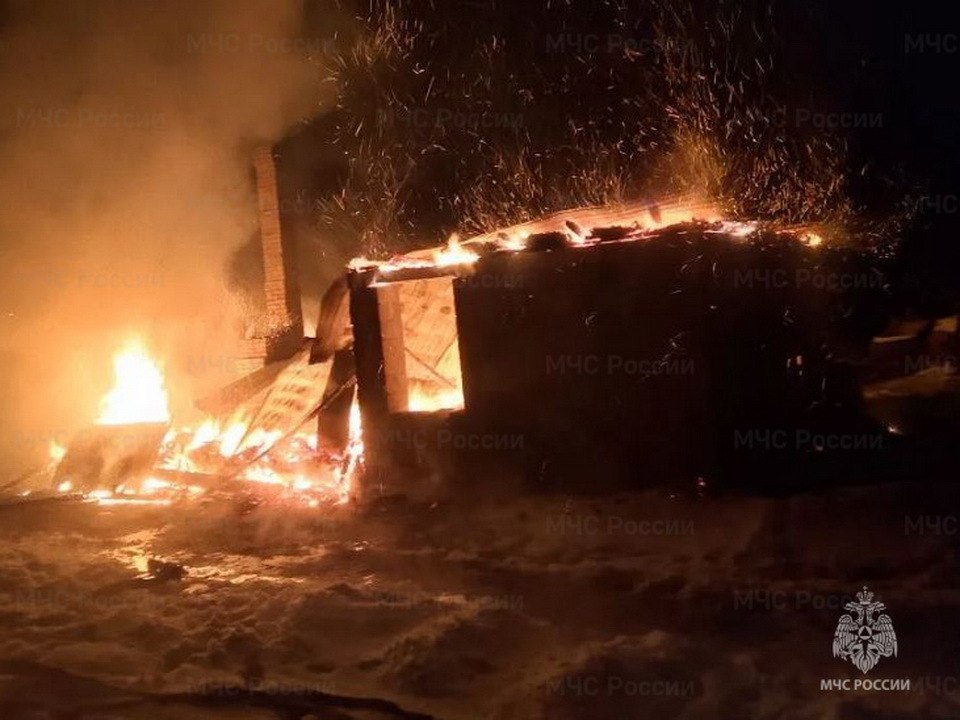 Мужчина погиб во время ночного пожара на пилораме Минувшей ночью огнем была уничтожена бытовка стоявшая на территории пилорамы на улице Достоевского в Жиздре Как сообщили Калуге 24 в Главном управлении МЧС России по Калужской области в огне погиб мужчина Его личность сейчас устанавливают Причины возгорания и ущерб уточняются