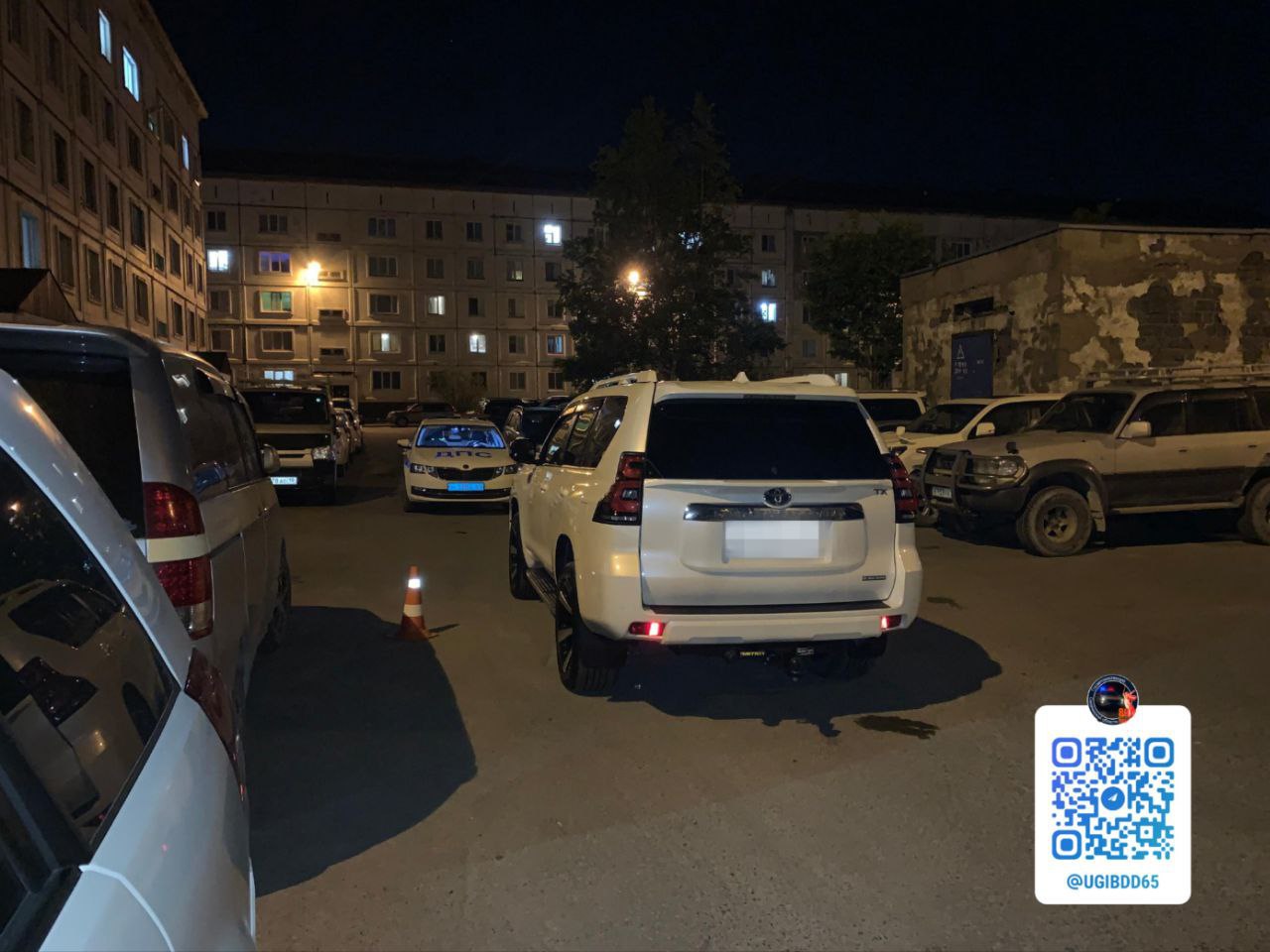 В Южно-Сахалинске внедорожник сбил 10-летнего мальчика во дворе 3 июня в районе дома Гайдука, 1Б 36-летний водитель Toyota Land Cruiser Prado, двигаясь по дворовой территории, наехал на ребёнка, который выбежал на проезжую часть из-за припаркованных автомобилей. В результате происшествия мальчик получил травмы. Его состояние уточняется. Проводится проверка. Фото: SakhalinMedia Прислать новость