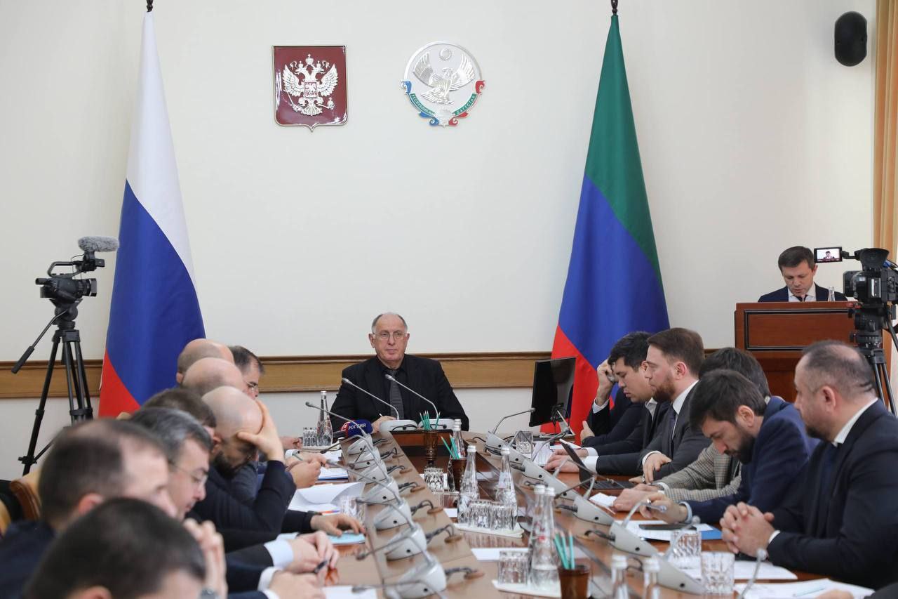 Рынок 2 в Махачкале оснастят терминалами для безналичной оплаты На совещании в правительстве Дагестана министр промышленности и торговли республики Низам Халилов сообщил что ведомство отслеживает жалобы жителей в соцсетях Махачкалинцы пишут о невозможности использовать безналичную оплату в магазинах и кафе По каждому такому обращению проводятся проверки По данным Центробанка к 1 октября 2025 года в Дагестане насчитывалось уже 18 972 электронных терминала что на 24 больше чем в начале года 15 278 Теперь власти решили сделать Второй рынок Махачкалы первым крупным объектом где внедрят терминалы для удобства покупателей Подписывайтесь на нас во ВКонтакте и в Одноклассниках чтобы быть в курсе самых интересных новостей Кавказа Подписывайтесь на телеграм канал АиФ Северный Кавказ