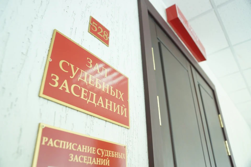 Помощница Ибрагимовой не смогла объяснить суду зачем сожгла документы В Оренбурге продолжают рассматривать громкое уголовное дело экс министра архитектуры Суд заслушал показания ее помощницы Ольги Романовой Как установило следствие в ноябре 2022 год в день когда задержали Ибрагимову Романова вывезла из здания министерства пачку бумаг и сожгла их в металлической бочке На заседании были представлены ее же телефонные разговоры где она просила мужа купить ту самую бочку для сжигания мусора На суде помощница признала факт сожжения но дала ему крайне противоречивое объяснение С одной стороны она заявила что для нее это был обычный рабочий день а с другой уточнила что день был не совсем обычным и что коллектив сильно переживал за Ибрагимову Свое действие она попыталась объяснить нервным срывом Как пишет пишет Урал56 ру она заявила Возможно это был мой способ снять напряжение При этом Романова так и не смогла логически связать переживания за руководителя с необходимостью срочно уничтожить часть документов ведомства Ключевой вопрос почему для уничтожения была выбрана именно эта пачка бумаг которую по ее словам уже изучали следователи во время обыска Четкого ответа не последовало