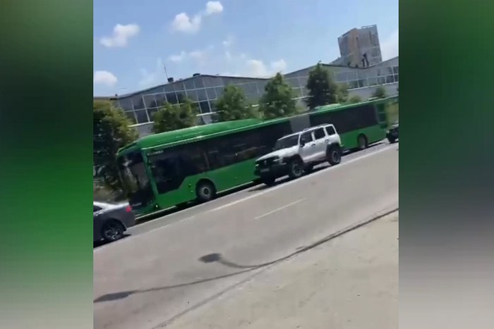 Стало известно, по какому маршруту поедут новые автобусы-гармошки в Екатеринбурге. Их уже привезли В Екатеринбург привезли первые автобусы-гармошки. Как сообщает портал E1.RU, машины будут обслуживать маршрут № 49, который ездит от МЕГИ через центр на ЖБИ. Всего город получит партию из 15 длинных машин Известно, что Volgabus выйдут на маршруты этим летом. Также обсуждается возможность пустить длинные автобусы на 51-й маршрут Академика Ландау — Елизавет . Также сегодня стало известно, что 15 новых трамваев приедут в Екатеринбург уже в январе 2026 года.