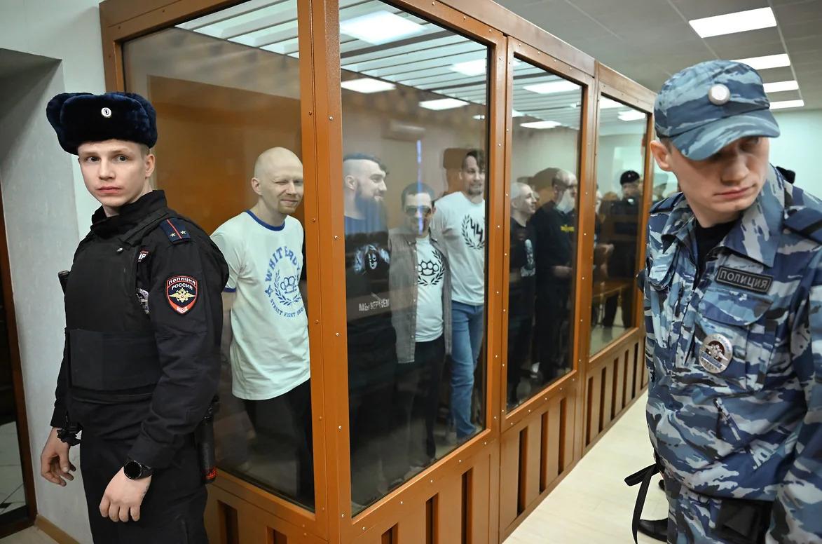 Готовившему покушение на Владимира Соловьева назначили пожизненный срок 2 й Западный окружной военный суд огласил приговоры семерым участникам неонацистской группировки NS WP Их обвиняли в подготовке к покушению на пропагандиста Владимира Соловьева поджогах военкоматов и автомобилей с литерами Z и вменили более 10 уголовных статей статей Андрею Пронскому которого следствие посчитало лидером организации назначили пожизненный срок Тимофей Мокий Владимир Беляков Владимир Степанов Максим Дружинин Андрей Волков и Денис Абраров получили 28 27 26 25 18 и 12 лет лишения свободы соответственно Фото Ъ