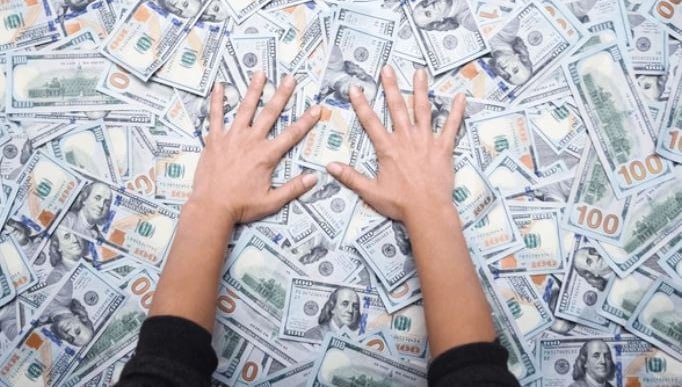 Валютные активы россиян достигли рекордных показателей По итогам сентября россияне держали в иностранной валюте 268 6 млрд долларов это исторический максимум С начала года валютные активы выросли на 10 4 млрд долларов Объем наличной валюты на руках у россиян с начала года вырос на 2 5 млрд доллара до 94 6 млрд долларов Почти весь прирост с начала года обеспечила резкая активизация спроса на ценные бумаги в иностранной валюте которая наблюдалась с апреля особенно на облигации российских компаний их вложения увеличились на 6 4 млрд долларов с начала года fatcat18