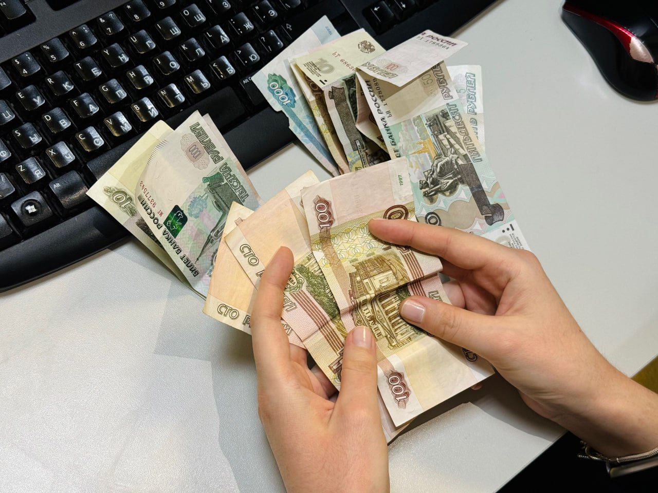 Николай Бочков: Тарифы на ЖКУ в Якутии растут медленнее обоснованных Рост платы за коммунальные услуги на 13% ожидается с 1 июля текущего года. Однако благодаря льготам из республиканского бюджета, тарифы на некоторые виды услуг для населения будут расти более медленными темпами. Об этом в эфире передачи «Актуальное интервью» на телеканале «Якутия 24» рассказал председатель государственного комитета по ценовой политике Николай Бочков. Он также подчеркнул, что рост тарифов произойдет по всей России. Подробнее читайте по ссылке Фото: Якутия 24