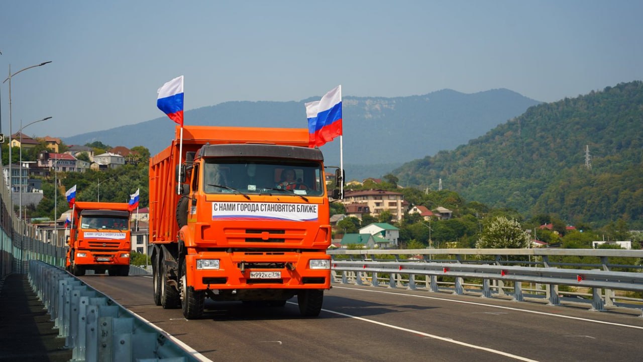 По реконструированному путепроводу на обходе Адлера запустили движение По реконструированному участку обхода Адлера, путепроводу на трассе А-149 Адлер — Красная Поляна, запустили движение транспорта. В будущем данная дорога станет частью новой магистрали от трассы М-4 «Дон» до Сочи и соединит поселок Кудепста с селом Высоким. «В ходе реконструкции путепровода специалисты выполнили большой объем работ. С помощью приращения металлических консолей по обеим сторонам существующая эстакада была расширена до 13,5 м. Теперь жители Сочи и его гости смогут более удобно передвигаться как в сторону Адлера, так и в сторону Красной Поляны, минуя длинный разворот через всю развязку», — цитирует вице-премьера Марата Хуснуллина пресс-служба. Пресс-служба Правительства РФ