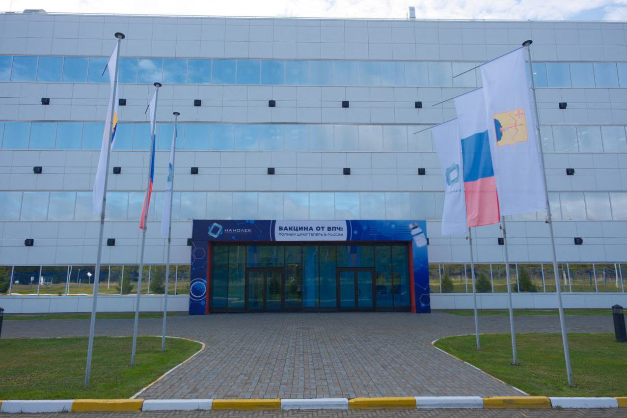 В Кировской области запустили производство вакцины от ВПЧ Это первое в России производство полного цикла этой вакцины Она создана российскими учеными в рамках партнерства компаний Нанолек и Комбиотех и защищает от четырех самых распространенных типов ВПЧ которые вызывают онкозаболевания  Сегодня был открыт первый участок производства Его мощность 600 тысяч дох в год В 2027 году будет открыт второй участок и производительность возрастёт до 3 5 млн дозы в год Kirov grad