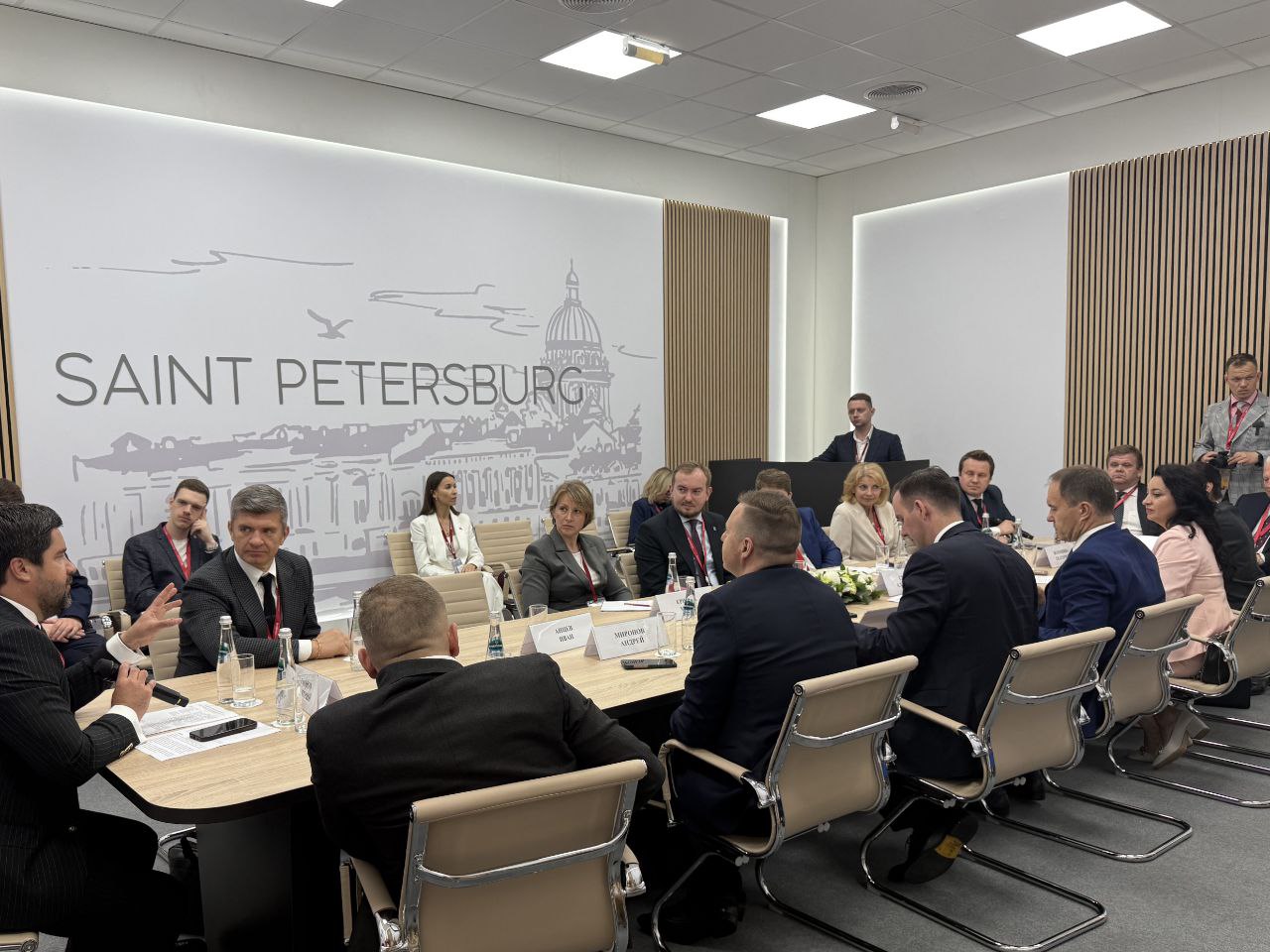 4 Все это Москва! На дискуссионной сессии ПМЭФ по несырьевому экспорту поделились успехами московских компаний на внешних рынках. Столица занимает первое место в России по несырьевому неэнергетическому экспорту. В 2024 году ее доля в общем объеме ННЭ России составила 21%. Среди экспортируемых товаров 3/4 – это высокотехнологичная продукция, в том числе: авиационные двигатели, электроника и электротехника, медицина и фармацевтика. География поставок обширна – 158 стран мира. Бренд Made in Moscow сегодня не просто хорошо известен в этих странах, но и продвигается на новые рынки. В первую очередь через зарубежные выставки и бизнес-миссии. Среди более чем 30 мер поддержки в инструментарии МЭЦ они сейчас наиболее востребованы у бизнеса. За последние годы мы провели свыше 230 таких мероприятий в 58 странах мира. И продолжаем отрывать для столичных экспортеров новые перспективные направления. Например, в этом году это Катар, Пакистан и Чили, где ранее бренд Made in Moscow представлен не был, – отметил генеральный директор МЭЦ Виталий Степанов. В 2025 году МЭЦ организует участие столичных экспортеров в 14 выставках и 22 бизнес-миссиях, которые охватят свыше 20 дружественных государств. Уже скоро расскажем вам о ближайших из них. А пока продолжаем работу на ПМЭФ!