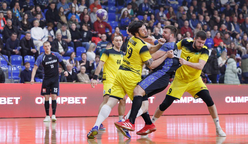 Седьмую победу одержали в чемпионате России в мужской суперлиге гандболисты ставропольского клуба Виктор В первом поединке 2026 года ставропольцы разгромили на своей территории представителей клуба СГАУ Саратов Первый тайм завершился со счетом 21 10 в пользу хозяев во втором тайме викторианцы увеличили перевес отпраздновав победу с разницей в 13 мячей 38 25 Лучшим бомбардиром поединка стал Виталий Мазуров поразивший неприятельские цели девять раз Он признан лучшим игроком матча Следующий матч в рамках национального первенства состоится 19 января в Краснодаре Ставропольцы сыграют со СКИФом ГТРК Ставрополье Читайте нас в MAX