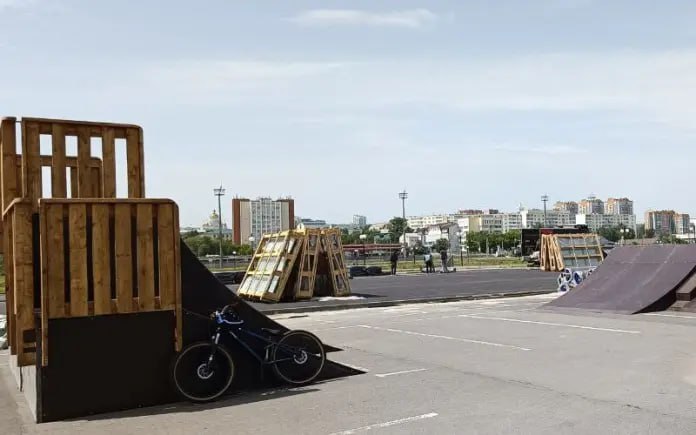 Рядом со стадионом “Мордовия Арена” в Саранске продолжается стройка. Рабочие собирают скейт-парк и памп-трек. Последний предназначен для занятия вело- и роллер-спортом. “Работы идут полным ходом, новая площадка поможет привлечь еще больше людей к активному образу жизни”, — отметил мэр Саранска Владимир Быков.