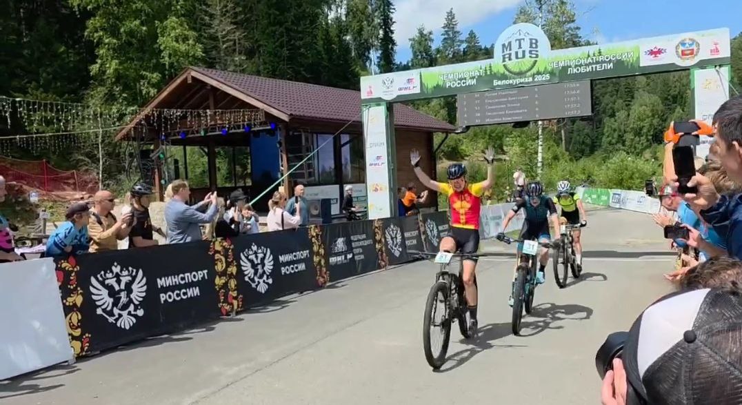 Элина Семёнова из Чувашии стала чемпионкой России по маунтинбайку На соревнованиях в Алтайском крае воспитанница чувашской школы велоспорта завоевала золотую медаль в дисциплине «короткий круг» и серебряную - в гонках «Золотые горы». Глава Чувашии Олег Николаев поздравил Элину Семенову в своем телеграм-канале, пожелав ярких стартов и новых побед, и отметил: «Горжусь нашими спортсменами - они прославляют Чувашию и вдохновляют молодых ребят идти к своей мечте».