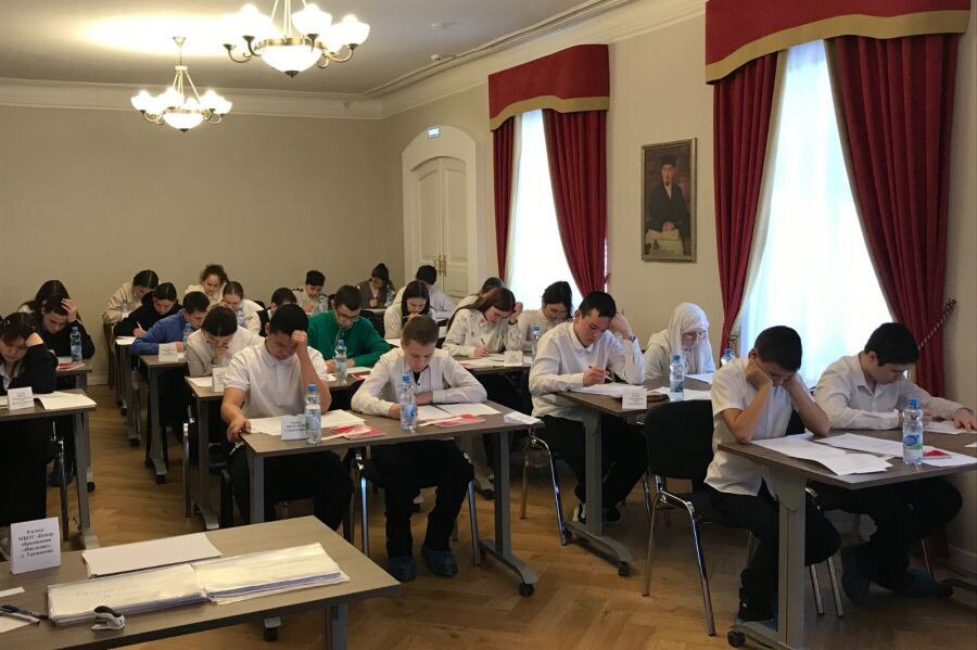 Знание татарского и марийского языка проверили свердловские школьники Более 50 ребят с 7 по 11 класс приняли участие в региональном этапе олимпиады Задания включали чтение текста написанного на татарском или марийском языках его перевод на русский язык подбор антонимов к словам и реплик к речевым ситуациям написание пяти предложений о произведении Школьники показавшие лучшие результаты будут защищать честь региона на межрегиональных олимпиадах которые пройдут в феврале в Казани и Йошкар Оле Институт развития образования Свердловской области