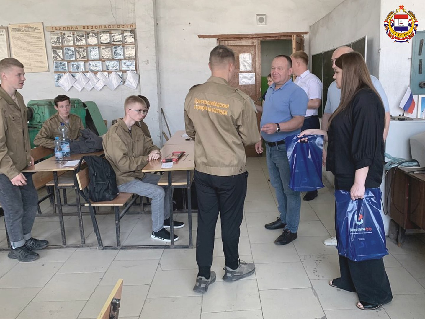 В Краснослободске готовят будущих профессионалов Завод «ПромМетИзделий» дал старт программе по обучению молодых специалистов в районе. В ней задействовано 5 школ. Для ребят проводят различные мероприятия, которые помогают выбрать профессию, показывают перспективы работы в родном регионе. И главное – готовят специалистов, востребованных на рынке труда Весной старшеклассники посещали профориентационные уроки. Они обучились специальности «Слесарь механосборочных работ» на базе Краснослободского аграрного техникума. Свидетельства уже на руках! Отличное начало – получение нужной профессии ещё в школе. При желании выпускники могут сразу устроиться на завод в своём городе. Фото: Администрация Краснослободского района #ЖитьиработатьвМордовии