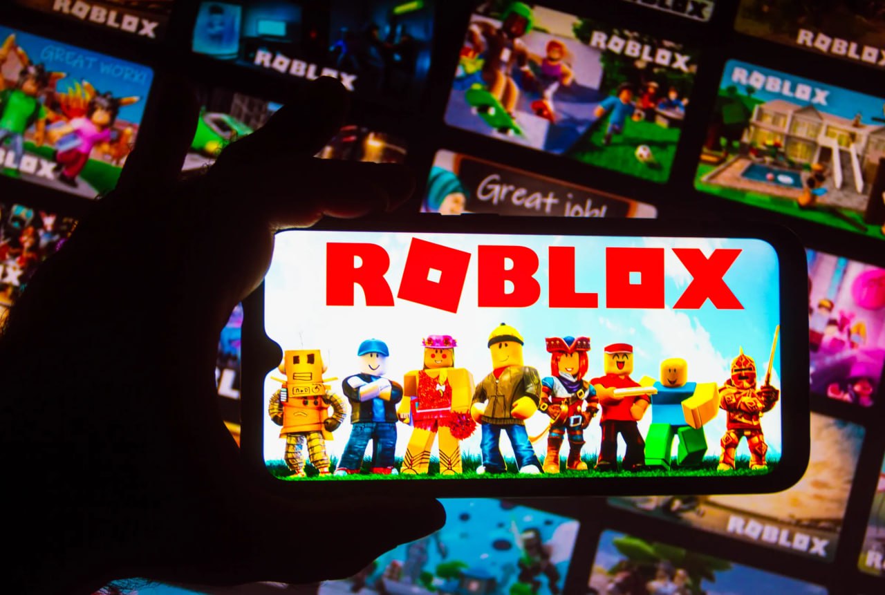 10-летняя фанатка Roblox сфотографировала карту своей мамы и отправила её мошенникам — за это ей пообещали задонатить на аккаунт игры.  Школьница получила сообщение от неизвестной девушки в Телеграме: они быстро нашли общий язык благодаря общему увлечению — игре Roblox.   Вскоре подружка предложила пополнить её аккаунт, но нужно было сделать кое-что взамен: сфотографировать карточку мамы с двух сторон. Девочка так и сделала, а затем почистила переписку.  Женщина узнала об этом, когда сотрудник банка сообщил ей о крупной задолженности в размере 231 000 рублей.  Technogram Inside