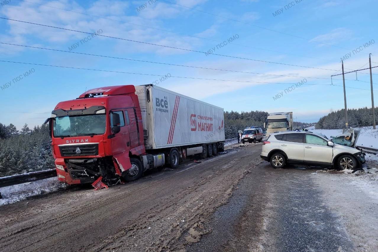 Вчера, 4 января, на 94 километре автодороги Пермь – Екатеринбург произошло ДТП. Столкнулись большегруз SITRAK и Тойота RAV 4.  Водителя Тойоты спасателям пришлось доставать из машины с помощью специального устройства ГАСИ, а после его передали сотрудникам скорой помощи.  В результате ДТП пострадал мужчина 1987 года рождения. Его доставили в Кунгурскую больницу.