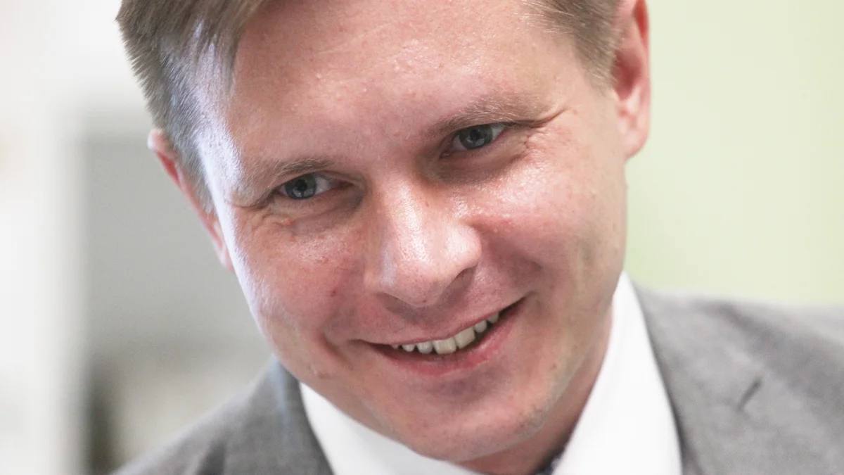 Никита Авралев утвержден в должности ректора НГЛУ Он исполнял обязанности ректора нижегородского иняза с октября 2024 года До этого господин Авралев был проректором ННГУ имени Н И Лобачевского В НГЛУ он сменил Жанну Никонову которая вскоре стала фигуранткой уголовного дела Фото Роман Яровицын Коммерсантъ Подписывайтесь на Ъ Приволжье