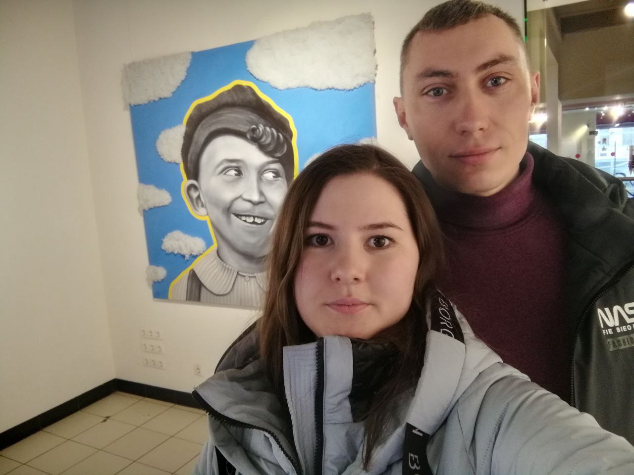 Осужденный на 15 лет за госизмену житель Читы рассказал, что под пытками признал вину и записал видео «об отсутствии претензий» к группе захвата Забайкалец Максим Иванников, осужденный по делу о госизмене за комментарий в Telegram, рассказал, что признание у него якобы выбили под пытками. Об этом пишут «Люди Байкала» со ссылкой на письмо Иванникова — его журналистам передала жена осужденного Диана. Как рассказал Иванников, избиения начались сразу после задержания, когда его посадили в служебную машину. Пытки, по словам Иванникова, будто бы продолжились в здании ФСБ: «К мошонке подключили электроды, и тут я взвыл, как никогда в своей жизни. Такой боли я не испытывал за все свои 37 лет. Уже был готов признаться в чем угодно, лишь бы этот кошмар закончился», — написал осужденный. Иванников добавил, что его заставили на камеру признать вину и сказать, что у него нет претензий к группе захвата. Максима Иванникова задержали в апреле 2024 — поводом стал комментарий, в котором силовики усмотрели «призывы к свержению власти в России». В апреле Второй Восточный окружной военный суд назначил Иванникову 15 лет колонии по делу о госизмене и участии в террористической организации ст. 275 и 205.5 УК РФ . По версии ФСБ, Иванников в 2020-2024 годах был членом «террористической организации, подконтрольной спецслужбам Украины» и передал ей «данные участника СВО». «Люди Байкала» рассказали, что Иванников получил диплом педвуза по специальности «преподаватель ИЗО». С 2010 по 2020-й годы прослужил по контракту в вооруженных силах РФ, по словам жены, «ради заработка», но СВО критиковал. Семья «не придавала значения» его комментариям в интернете. Суды по делам о госизмене проходят в закрытом режиме, без журналистов. Адвокат Иванникова планирует обжаловать приговор, вынесенный еще в апреле 2025 года.