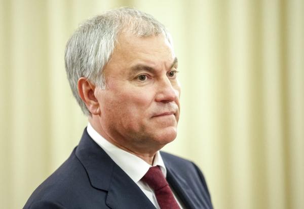 Вячеслав Володин проводит опрос о введении маркировки контента созданного ИИ Поделиться мнением председатель Госдумы попросил пользователей мессенджера MAX Поступает много обращений об активном применении ИИ при создании различного вида контента фото видео текстов которые зачастую невозможно отличить от настоящих При этом сгенерированный искусственным интеллектом продукт иногда используют в противоправных целях а также для введения в заблуждение людей написал Володин Он добавил что сегодня использование нейросети популярно не только среди школьников для выполнения домашнего задания к её помощи стали прибегать даже в тех сферах где это недопустимо например при вынесении судебных решений Подпишись на Говорит Москва