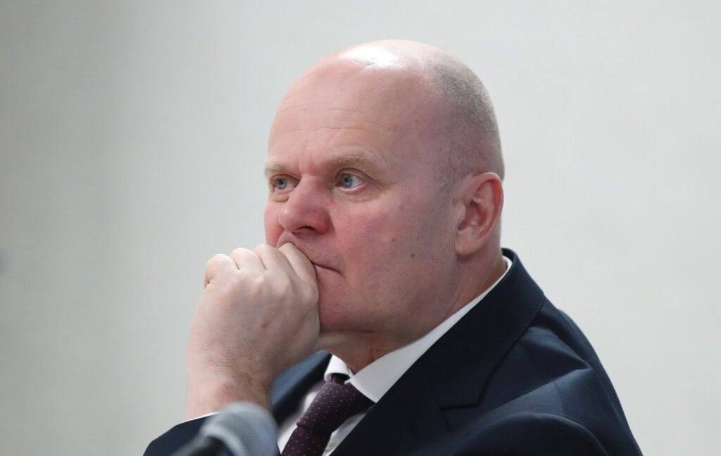 У мэра Красноярска, задержанного по подозрению в получении взятки, есть внедорожник Range Rover Sport 2015 года производства и мотоцикл ВМW К 1600 GТL 2012, следует из документов. На сайтах с объявлениями такой Range Rover сейчас стоит от 2,7 до 5 миллионов рублей, а мотоцикл ВМW — от 990 тысяч до 1,5 миллиона. Кроме того, в 2024 у Владислава Логинова на балансе был еще один автомобиль — Land Rover Discovery 2018 года. Предполагается, что он был продан. Машину оценивают в 4-4,5 миллиона рублей.