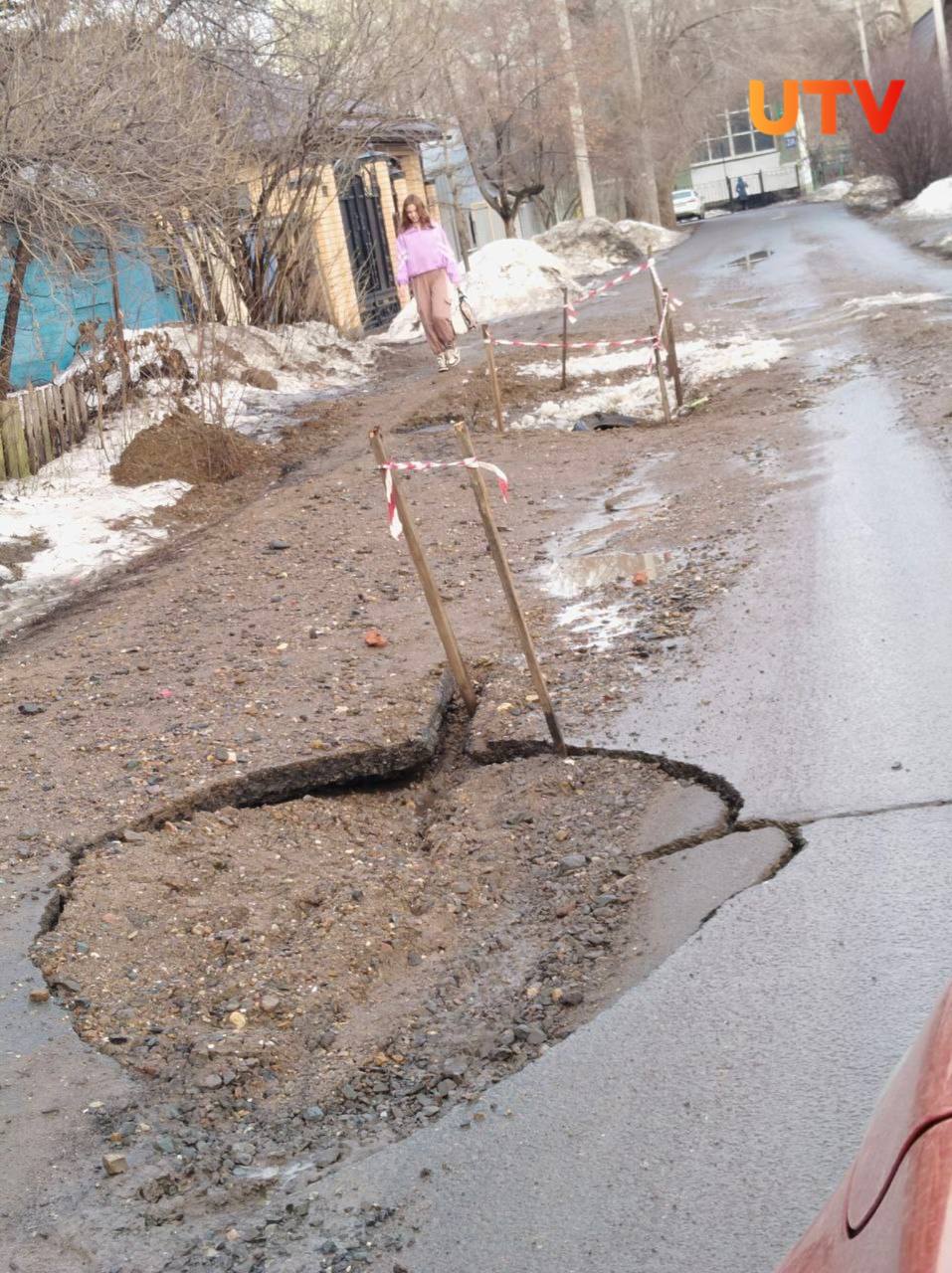 Серьезный провал появился  на Ноябрьской в Оренбурге  #нампишут  - Рядом школа, каждый день по этой дороге ходят дети, ездят машины, опасность обрушения асфальта очень велика, - пишут в редакцию UTV обеспокоенные местные жители.  Как уточнила автор фото, два месяца назад на этом участке проводили работы по замене труб, а месяц назад начал проваливаться асфальт. На заявки, по словам очевидцев, никто не реагирует.       Оренбуржье