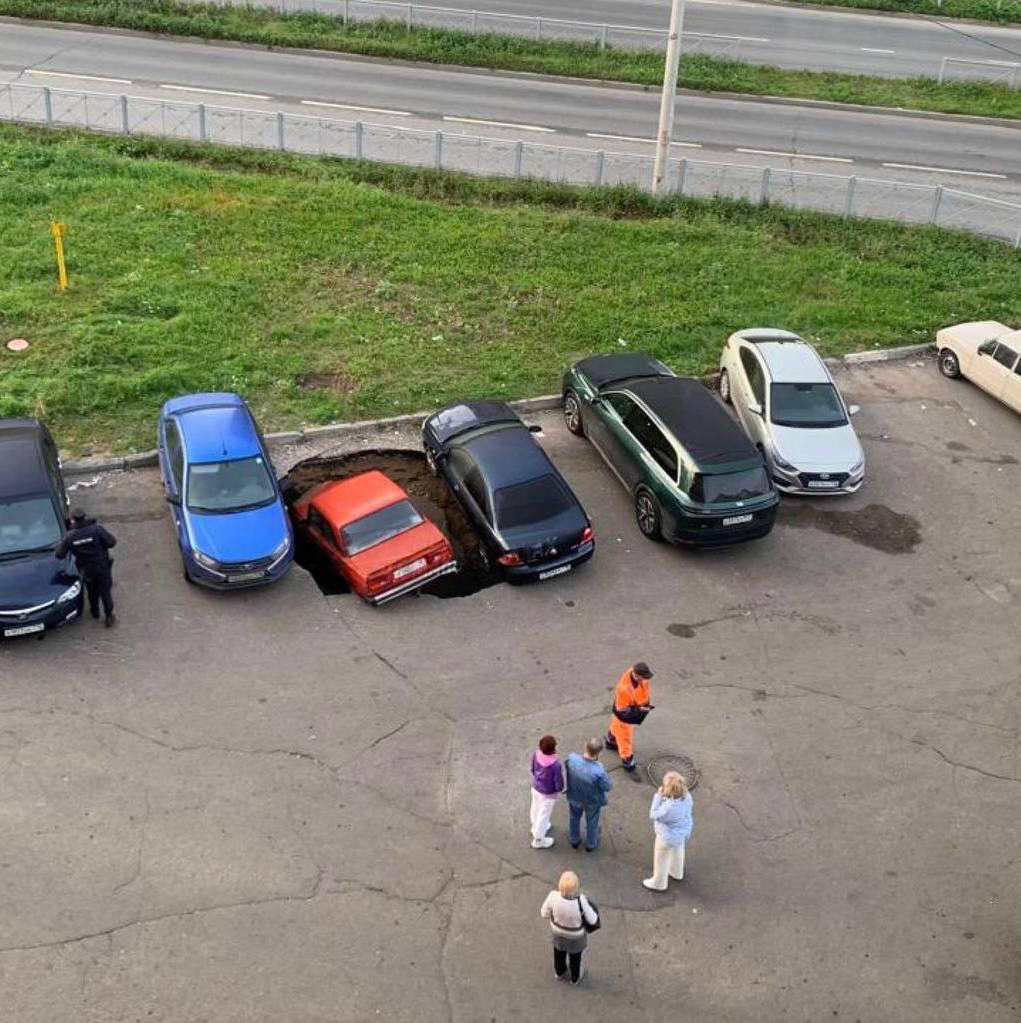 На парковке на улице Дубравной в Казани произошел провал асфальта Две машины оказались в глубокой яме а сам асфальт вокруг покрылся трещинами Моя Казань