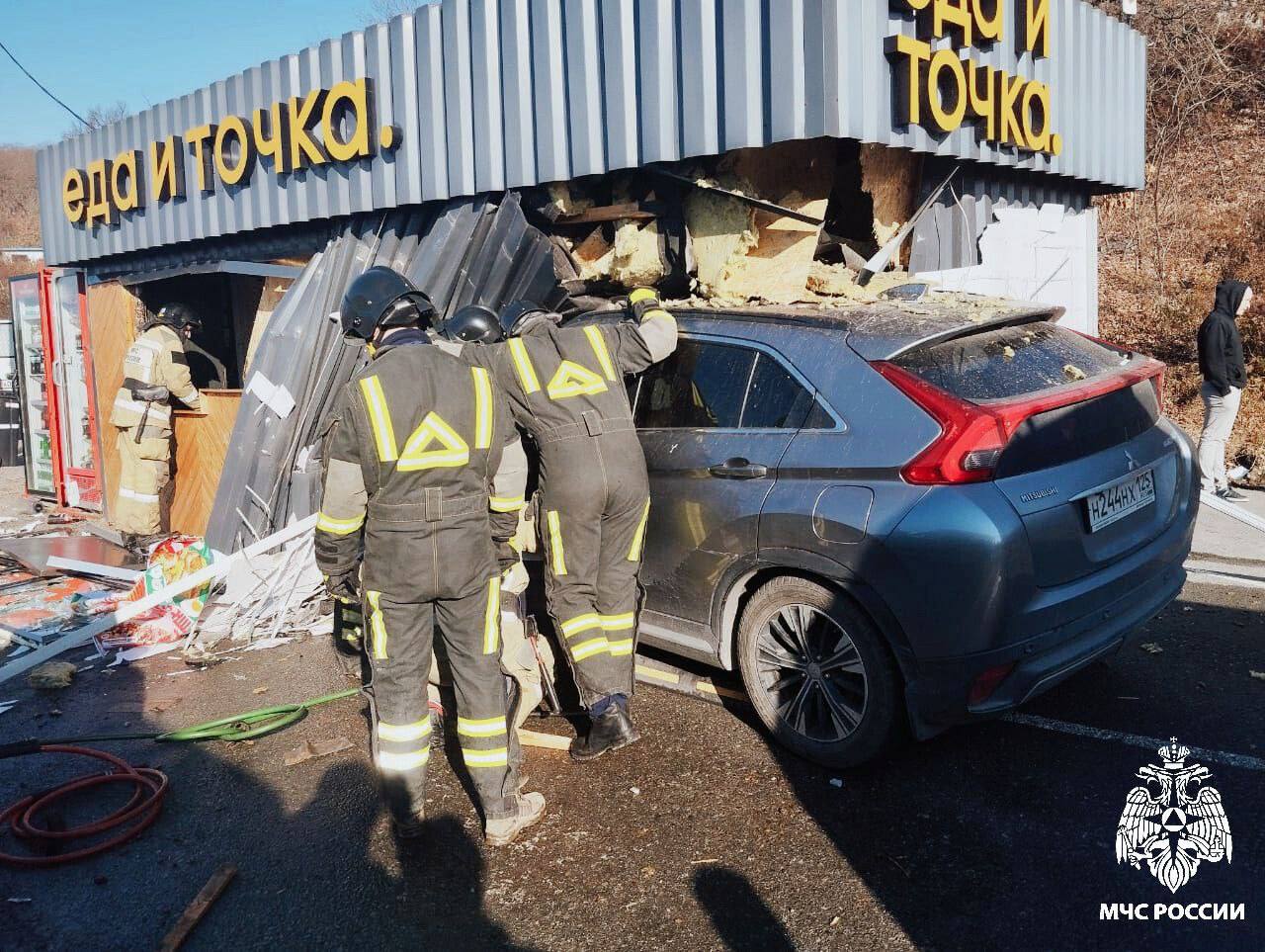 Прокуратура внезапно обнаружила девять незаконных пит стопов во Владивостоке и Надеждинском районе После резонансного ДТП на Катерной прокуроры начали массовые проверки точек быстрого питания вдоль городских и региональных дорог и уже выявили девять незаконно размещённых объектов Нарушения нашли на Некрасовской Катерной Маковского Тобольской на острове Русский и в Де Фризе владельцы ставили павильоны без согласований без техтребований и даже без документов на землю Одновременно Роспотребнадзор обнаружил грубые проблемы с санитарией от отсутствия контроля качества и сроков годности до работы сотрудников без медосмотров Прокуроры внесли представления администрации Владивостока минтрансу края и собственникам участков требуя устранить нарушения По ряду точек уже готовят административные дела от самовольного занятия земли до нарушений санитарных правил и техрегламентов Подписаться забустить