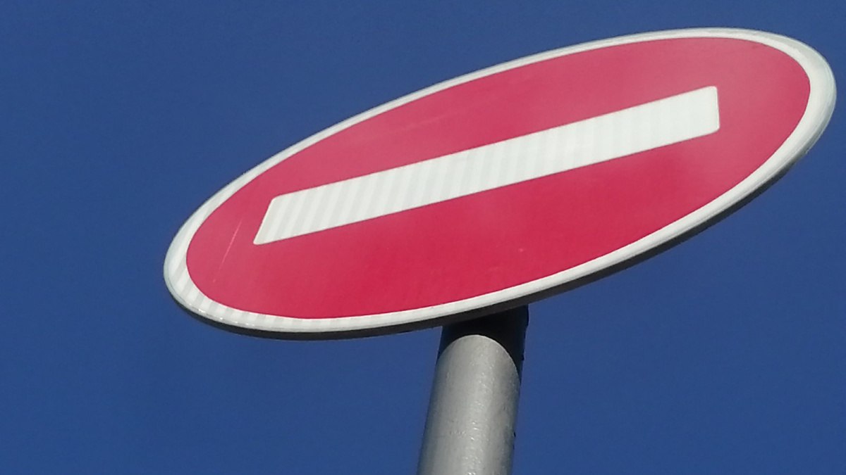 В центре Самары ограничат движение из за Масленицы В Самаре в предстоящие выходные изменится схема движения транспорта в историческом центре Ограничения связаны с проведением масленичных гуляний на площади имени Куйбышева С 16 00 21 февраля до 18 00 22 февраля на ряде улиц введут запрет на остановку и стоянку автомобилей Он затронет участки улиц Чапаевской Шостаковича Красноармейской Вилоновской и Молодогвардейской В воскресенье 22 февраля во время основных праздничных мероприятий с 08 00 до 18 00 движение личного транспорта включая средства индивидуальной мобильности в центре будет частично ограничено Изменения коснутся тех же улиц в границах прилегающих к площади Автобусы 3 24 34 90 91 и 226 в этот период будут следовать по скорректированным маршрутам Работа трамваев сохранится в обычном режиме Ограничения не распространяются на автомобили экстренных служб ГТРК Самара MAX lВК lОК lСАЙТ