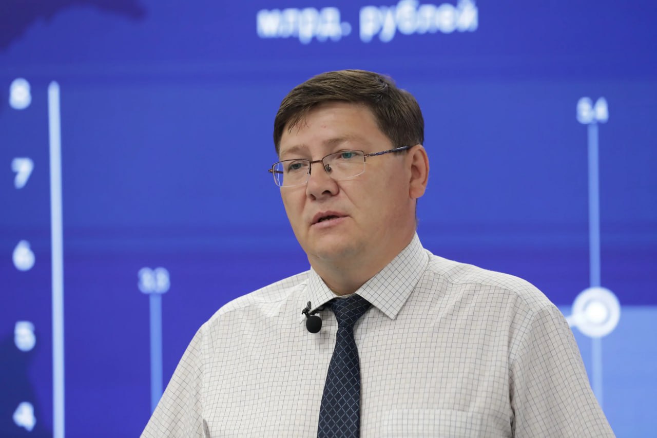 Зампредом правительства по финансам назначен бывший вице премьер ЕАО Андрей Садаев Ранее эту должность занимал уроженец Сыктывкара Владимир Казаков Садаев родился в 1971 в Биробиджане Окончил Хабаровскую академию экономики и права экономист С 1996 по 2000 работал в налоговой полиции С 2005 по 2011 занимал должность замначальника финотдела в правительстве ЕАО С 2012 по 2018 был главным бухгалтером аппарата губернатора и правительства региона C 2019 по 2025 работал вице премьером правительства ЕАО Непонятно что будет с Казаковым Ранее должность зампреда по финансам и министра финансов занимал один человек в релизе о новом назначении говорится только о назначении на должность зампреда Садаев четвертый управленец привезенный в правительство Коми из Биробиджана Помимо него Гольдштейн перетащил председателя правительства Братыненко руководителя администрации главы Семёнова и сенатора Джабарова Р