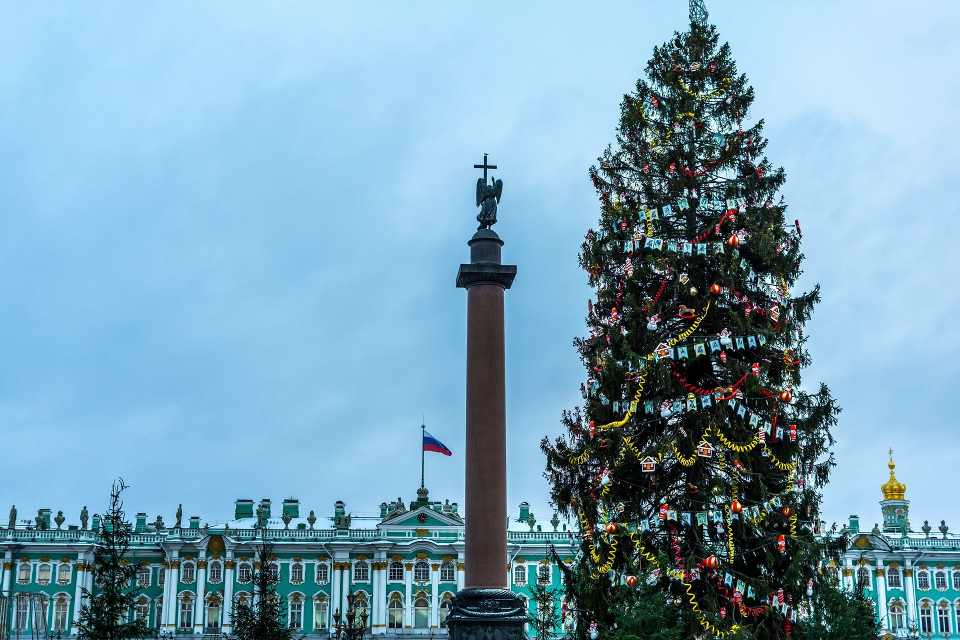 Главная елка Петербурга осталась без звезды  За два дня до праздника праздничное дерево лишилось верхушки. Украшение сняли из-за порывистого ветра, который, как ожидается, продлится ещё семь часов.  Подробнее: