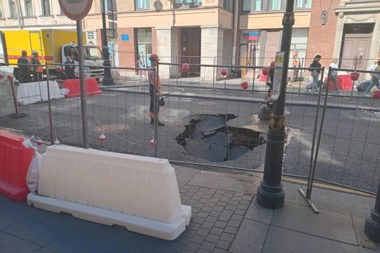 На самой оживлённой улице Петербурга провалился асфальт  Коммунальная авария произошла на Рубинштейна ещё 16 июля. Здесь прорвало трубопровод, и вода вытекла, из-за чего асфальт провалился, образовав дырку в дороге.  Никто не пострадал. Аварийные работы продолжаются, поэтому движение транспорта на проблемном участке временно перекрыто.   : «Мегаполис»   : СПб — отдай свой буст нам