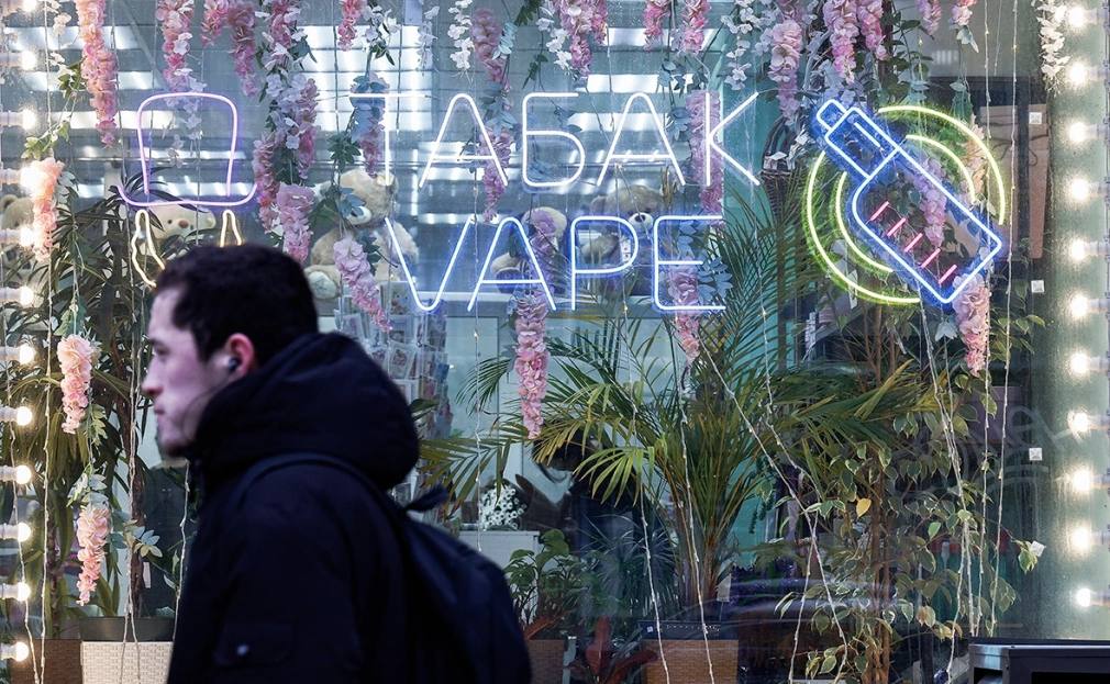 Власти Саратовской области заявили о готовности ввести полный запрет на продажу электронных сигарет и вейпов Губернатор Роман Бусаргин в своем телеграм канале сообщил что обратился к депутатам областной думы с просьбой подготовить соответствующую законодательную инициативу для направления на федеральный уровень Мы однозначно поддерживаем полный запрет на продажу этих устройств и ужесточение контроля Когда речь идет о здоровье детей не может быть никаких компромиссов подчеркнул глава региона По его словам позиция области была согласована с депутатами и общественностью Он указал что некоторые регионы уже высказались по этому поводу Считаю правильным обозначить позицию и Саратовской области по данному вопросу заявил Бусаргин Фото Андрей Любимов РБК РБК в Telegram MAX