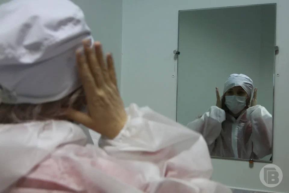 Волгоградцы стали чаще требовать у руководства доплаты за выполнение навязанных обязанностей.  Тематический опрос провела рекрутинговая компания.  Опрос показал, что 20% волгоградцев требуют у руководства доплаты за выполнение поручений вне своих обязанностей. Исследования на рынке труда провели специалисты рекрутинговой компании SuperJob, уточняют "Городские вести".  Нужно сказать, что раньше этот показатель был ниже.  Среди тех, кому поручают чужие задачи, 54% выполняют их бесплатно. Отказывается работать за рамками своей должностной инструкции сегодня один из 10.  Среди женщин чуть больше тех, кто настаивает на оплате.  Исследователи, проводившие опрос, заявляют: в условиях дефицита кадров работодатели практикуют «гибкость» обязанностей, но толерантность к этому снижается.