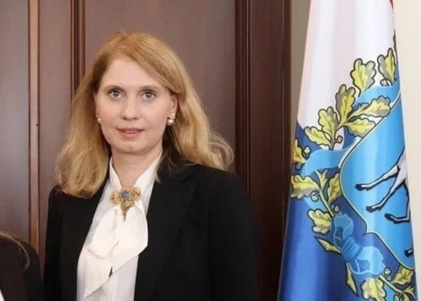 Бывшая начальница департамента внешних связей администрации губернатора Вера Щербачева теперь — гражданка США. Новость такая: Щербачева улетела за океан в 2024 году, аккурат перед тем, как ушёл в отставку губернатор Дмитрий Азаров. Её дети тоже американцы. Но это не всё. Щербачеву подозревали в том, что она устроила на работу в подведомственную организацию девушку своего старшего сына. Та жила в Москве, а на работу, похоже, не ходила — никаких доказательств удалёнки не нашлось. Ущерб бюджету оценили в 535 тысяч рублей. Подписаться Написать нам