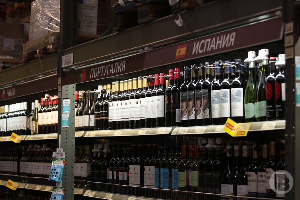 Продажу алкоголя запретят на время фестиваля ТриЧетыре в Волгограде Ограничения будут носить точечный характер В Волгограде во время молодежного фестиваля ТриЧетыре запретят продавать алкоголь Региональное законодательство ограничивает розничную торговлю спиртным однако кафе и рестораны смогут продавать алкоголь Запрет на продажу алкоголя также действует в последнюю субботу июня День молодежи 1 сентября День знаний 25 января День студента и в День последнего звонка Кроме того ограничения будут действовать во время массовых мероприятий таких как культурные спортивные развлекательные и другие события
